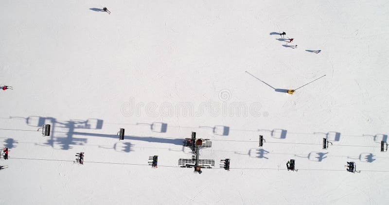 滑雪场的鸟瞰图在山的在冬天